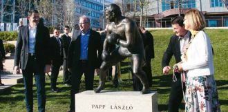 Papp_Laszlo-szobrot_avattak_a_Gesztenyes_kertben