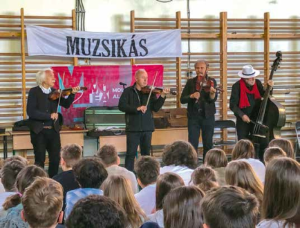 A_Muzsikas_muzsikalt_az_Aranyban
