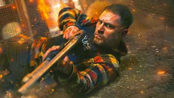 Tom_Hardy_terdig_gazol_a_mocsokban