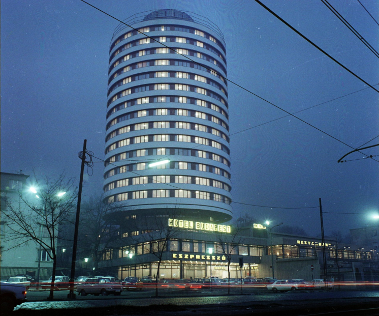 Mercedesek_jonnek_a_Korszallo_bucsuzik_2