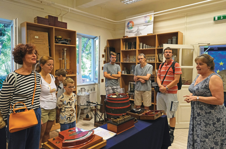 Egy_muzeum_ahol_a_targyak_jarnak_korbe_12