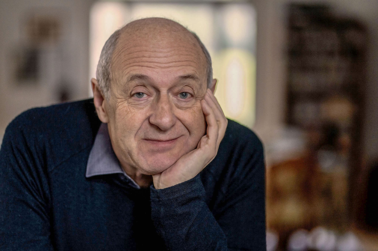 A_zene_amelyet_o_vezenyel_vilagnezet_3