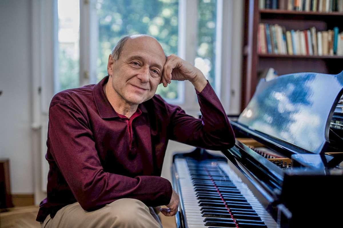 A_zene_amelyet_o_vezenyel_vilagnezet_5