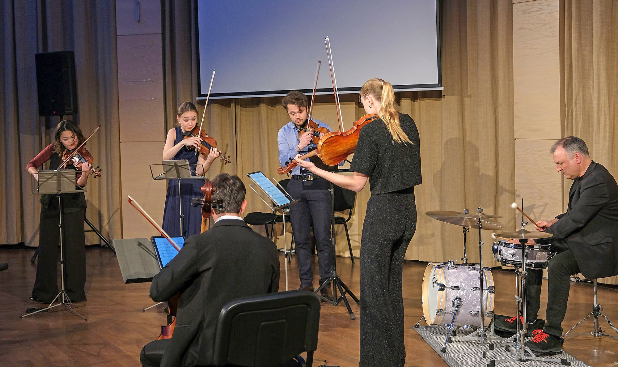 A_zene_amelyet_o_vezenyel_vilagnezet_6