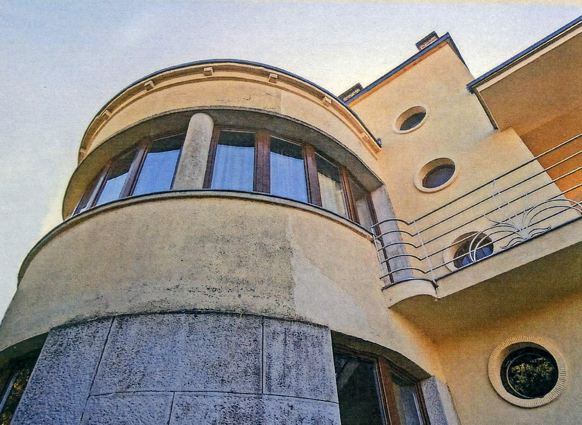 A_Bauhaus_uralja_az_onkormanyzat_folyosojat_2 A_Bauhaus_uralja_az_onkormanyzat_folyosojat_2