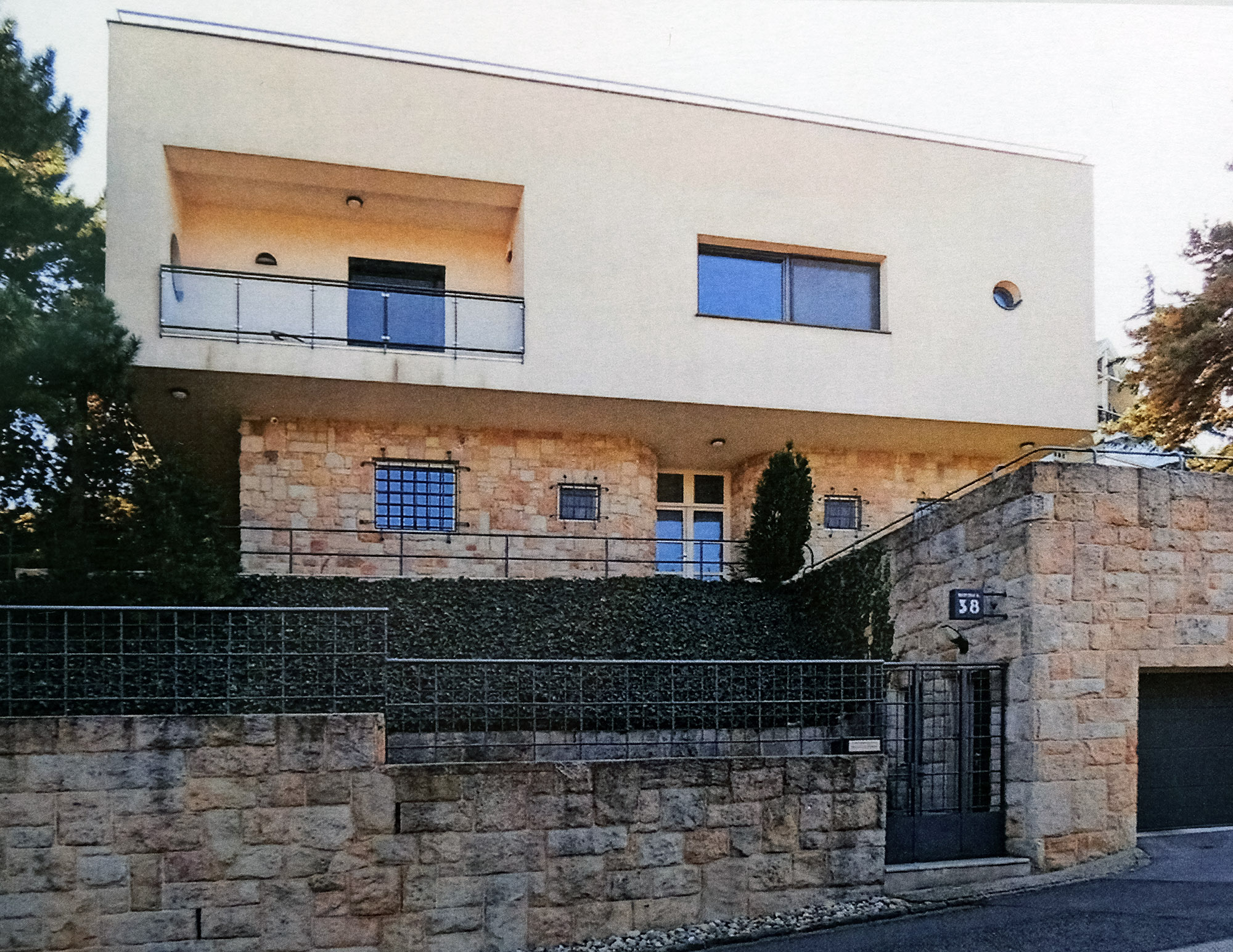 A_Bauhaus_uralja_az_onkormanyzat_folyosojat_3 A_Bauhaus_uralja_az_onkormanyzat_folyosojat_3