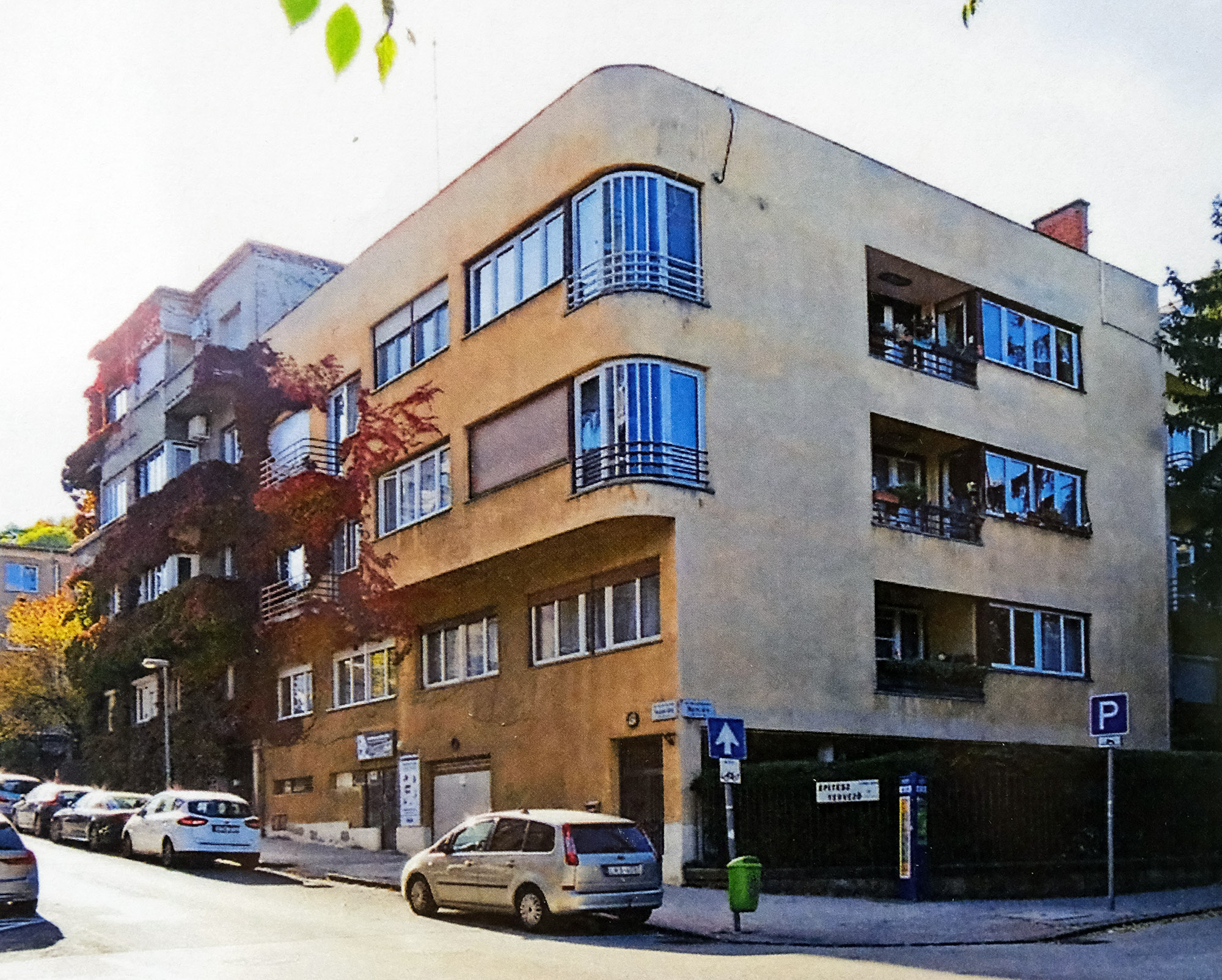 A_Bauhaus_uralja_az_onkormanyzat_folyosojat_4 A_Bauhaus_uralja_az_onkormanyzat_folyosojat_4