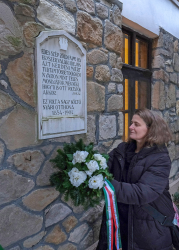 Emlektabla-koszoruzas_a_Jokai-kertben