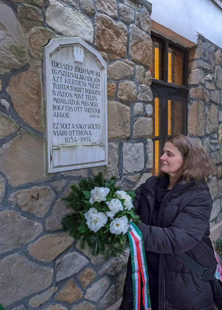 Emlektabla-koszoruzas_a_Jokai-kertben Emlektabla-koszoruzas_a_Jokai-kertben