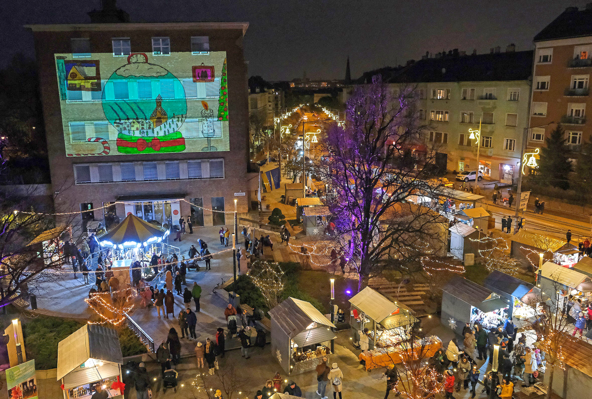 Megnyilt_a_hegyvideki_adventi_vasar_a_Varoshaza_teren_4