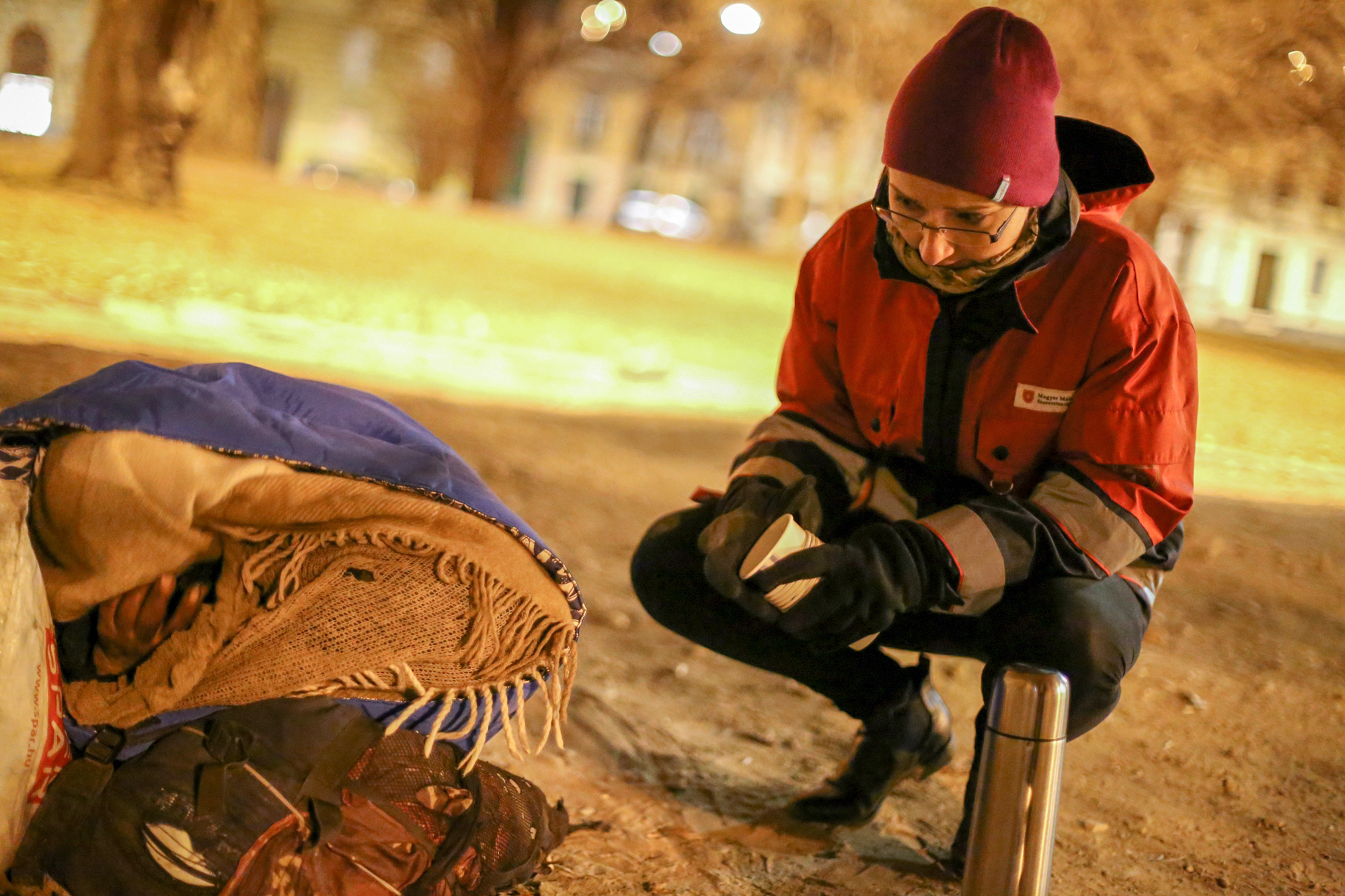 Segitsunk_fedel_nelkuli_embertarsainkon_2