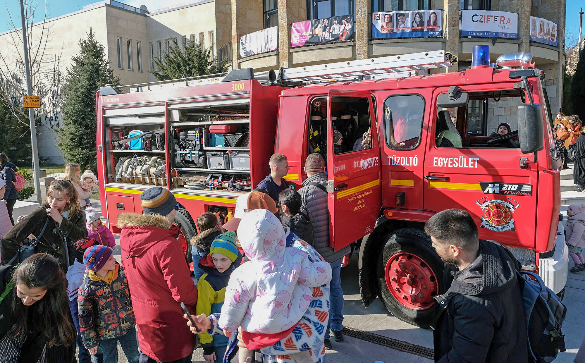 100_millio_forint_a_civileknek__ismet_lehet_palyazni